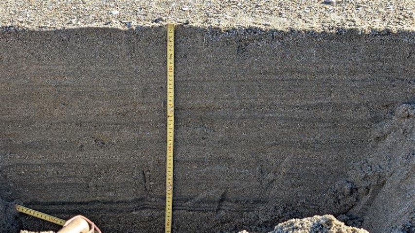砂浜の断面堆積層